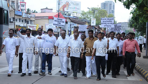 stage protest against Ola Cabs 4
